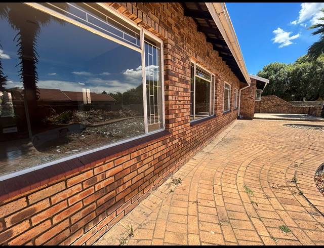 4 BEDROOM HOUSE TO LET IN VANDERBIJLPARK CE 3